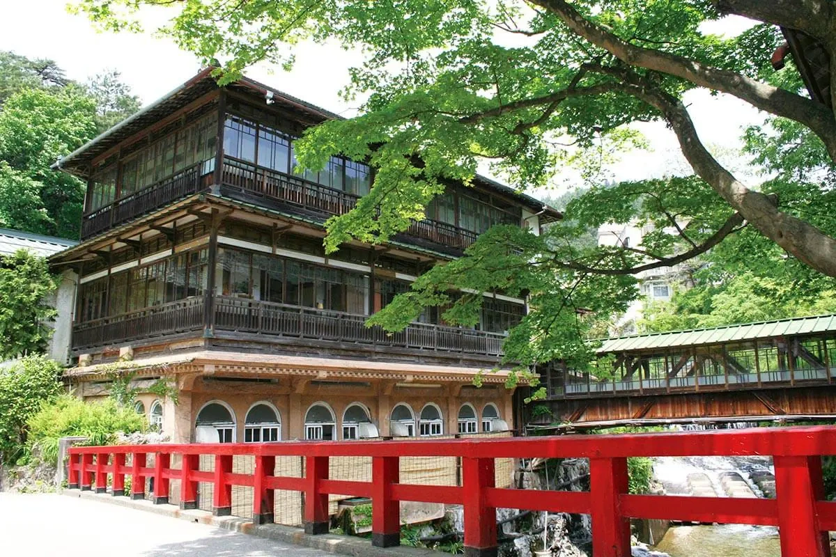 千と千尋のモデル！？赤い橋がエモすぎる「四万（しま）温泉 積